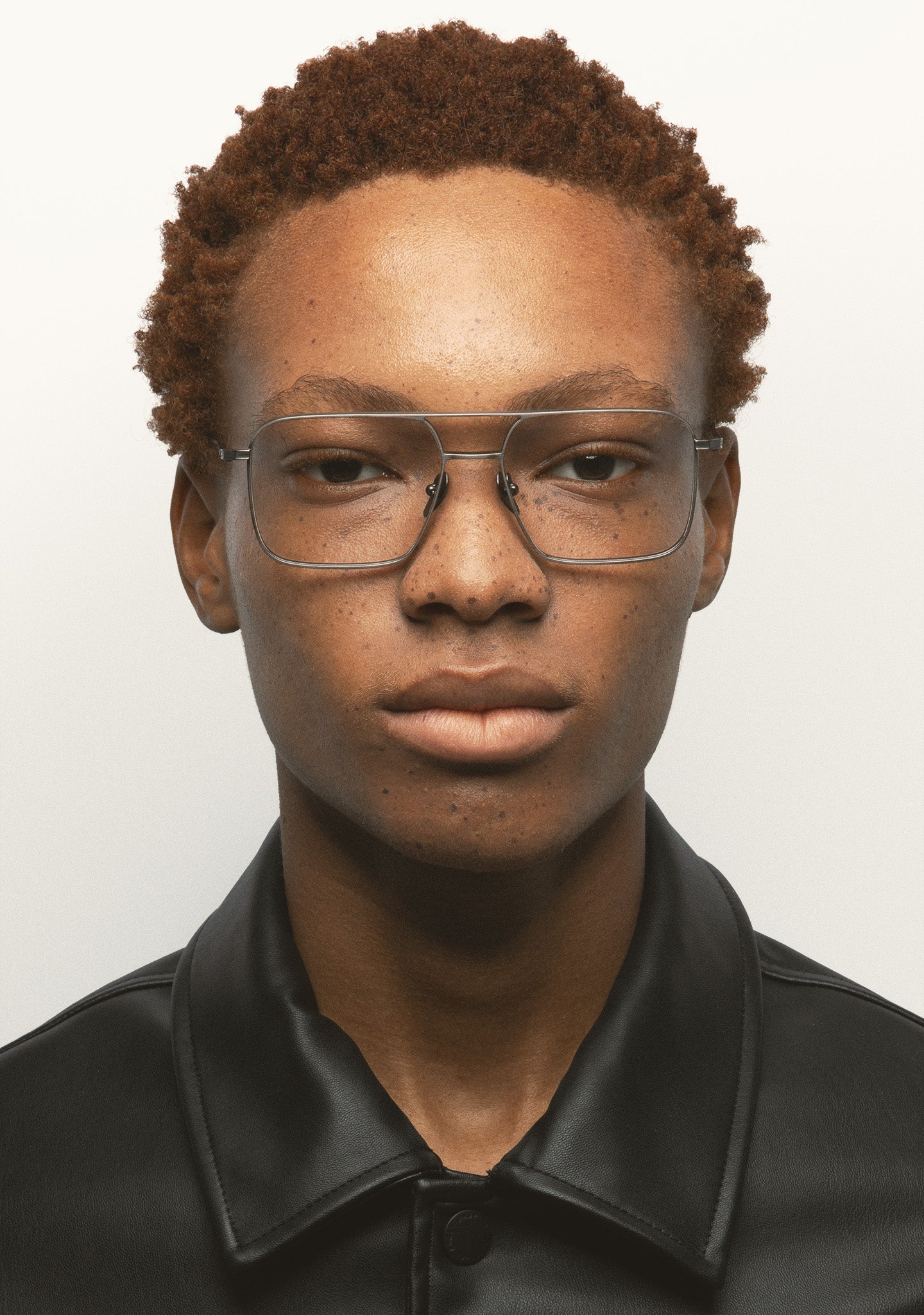Kaleos Munger M Titanio Color 2